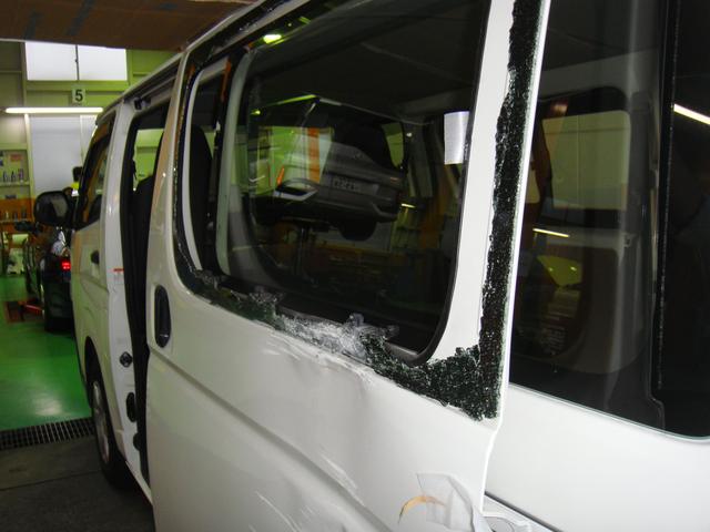 トヨタ　ハイエース　左スライドドア/ガラス破損　中古ドアにて交換　CBF-TRH200V
