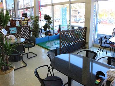 広い店内でゆっくりとお待ち下さい。