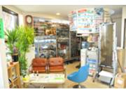 奥にはスタッフの趣味スペースが…。これが意外に話が弾むきっかけになることも？