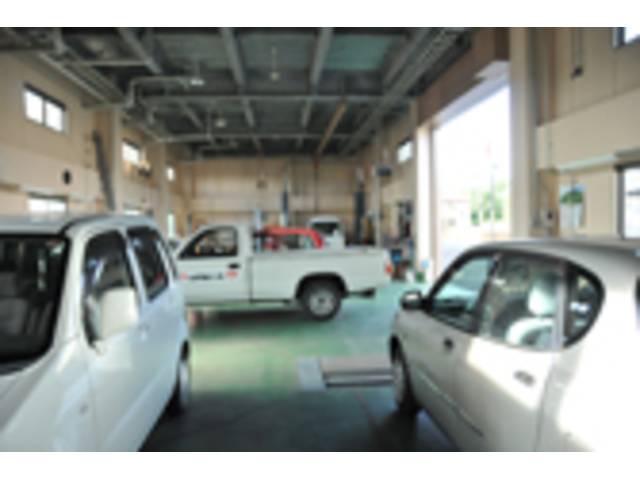 各整備や車両点検はこちらで行っています。作業は安全第一を心がけております。