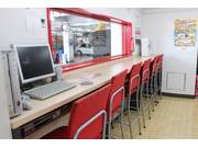 整備ピットを見学しならがお待ち頂く事も可能です！