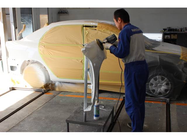 最新フレーム修正機完備でフレームが曲がってしまった車もキレイに直します。