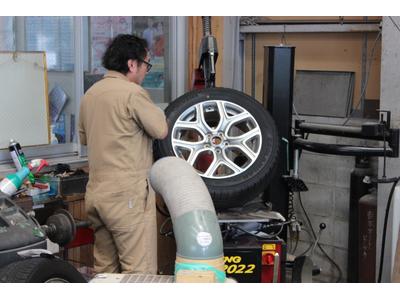 自社タイヤチェンジャーも完備！