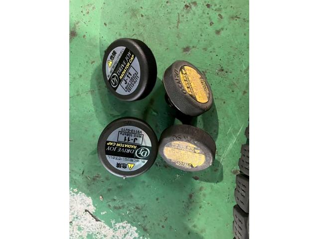 トヨタ　プリウスα　車検、ワイパーブレード交換、リヤブレーキパッド交換、ショックアブソーバー交換、ロアボールジョイントASSY交換、ラジエーターキャップ交換、エアーエレメント交換、下廻りスチーム洗浄、下廻りシーシブラック塗装等