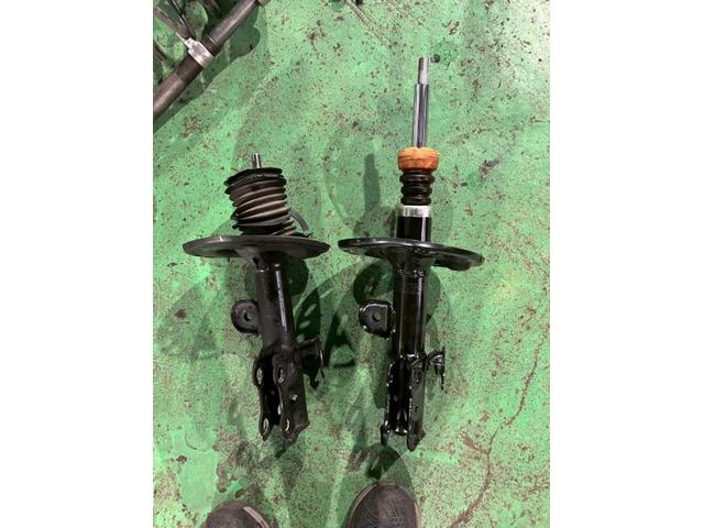 トヨタ　プリウスα　車検、ワイパーブレード交換、リヤブレーキパッド交換、ショックアブソーバー交換、ロアボールジョイントASSY交換、ラジエーターキャップ交換、エアーエレメント交換、下廻りスチーム洗浄、下廻りシーシブラック塗装等