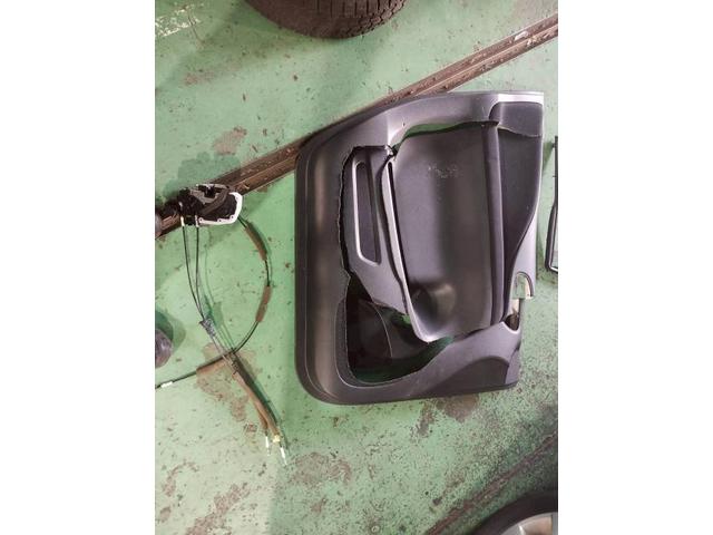 日産　セレナ　助手席シート脱着、助手席ドア内張り交換、助手席ドアロック交換等　代車無料　指定工場　【　松本市　安曇野市　】