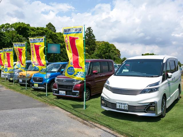 道路挟んで向かい側に広い展示場＆駐車場