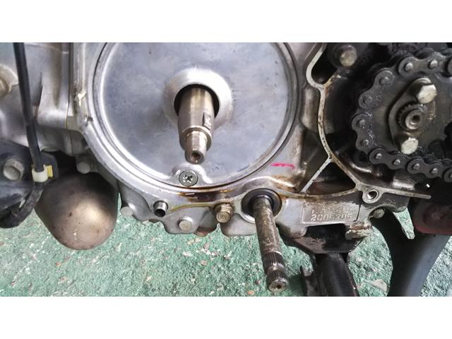 【スーパーカブオイル漏れ修理 篠山市 本荘自動車】