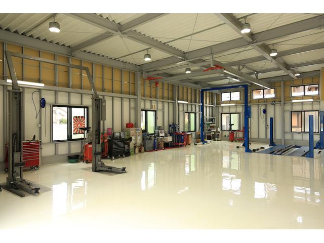 大型リフトも３機完備。重整備もお任せください！！