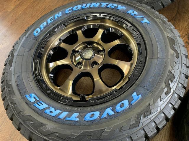 人気のホワイトレター＆ブロックタイヤ！
在庫限りの特価品！デリカやＲＡＶ４に！
