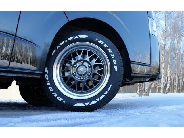 ハイエースやレジアス，ＮＶ３５０・キャラバン等に！！
ホワイトレタースタッドレス入荷しました！！