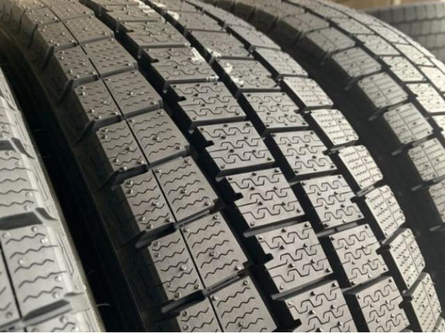 ハイエースやレジアス，ＮＶ３５０・キャラバン等に！！
ホワイトレタースタッドレス入荷しました！！