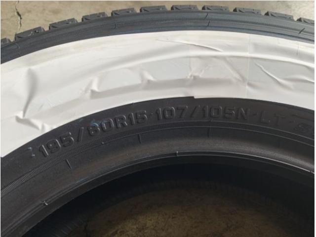 ハイエースやレジアス，ＮＶ３５０・キャラバン等に！！
ホワイトレタースタッドレス入荷しました！！