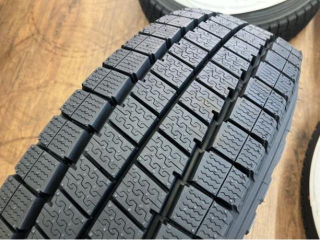 ハイエースやレジアスなどに！！純正スチール＆新品ダンロップスタッドレスのご案内！