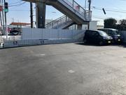 駐車スペースも広々。