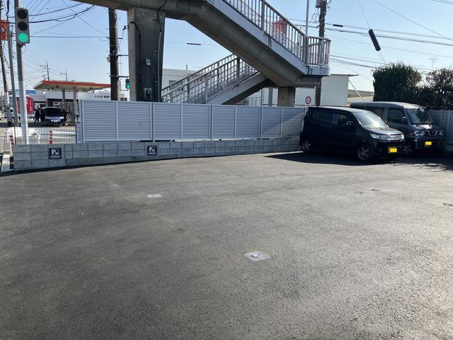 駐車スペースも広々。