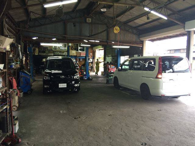 経験豊富な整備士５人が大切なお車をキッチリ整備いたします。