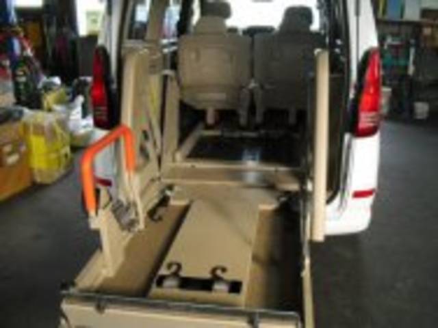 当店、福祉車両などの車検も手がけております。