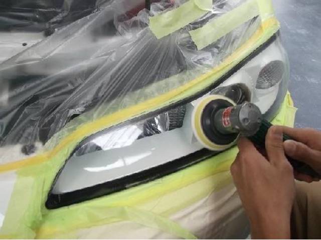 ヘッドライトは黄ばんでおりませんか？ヘッドライトコーティングでリフレッシュ♪