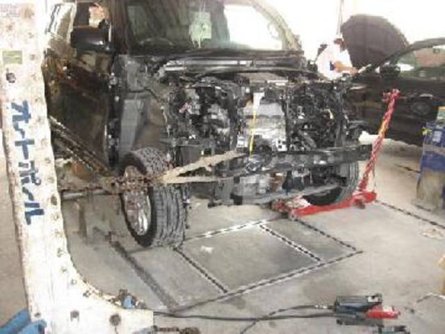 フレーム修正機を駆使し修正します。車体整備士が常中工場です。強度にも重視した板金修正が可能です