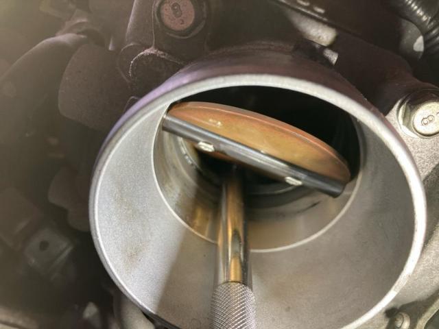 アイドリング不調はなぜ起こる？日野市の整備工場が教える症状と修理費用
