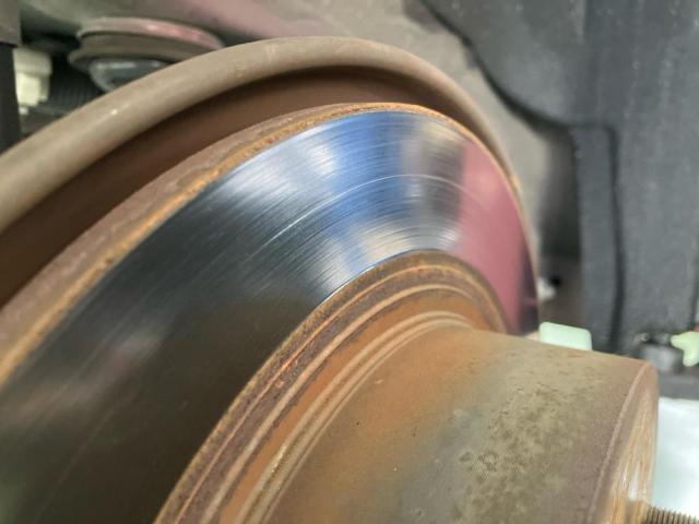 ブレーキ鳴きが止まらない？パッド交換だけでは直らない2つの理由