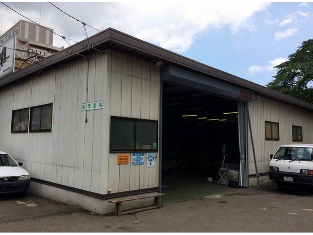 見た目は住宅設備屋に見えますが、整備工場併設しております。