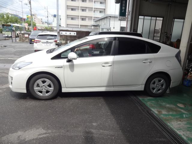 プリウス　始動用バッテリー交換！広島市の車検、修理、パーツ持込み取付けは、２号線沿いのタナベ自動車