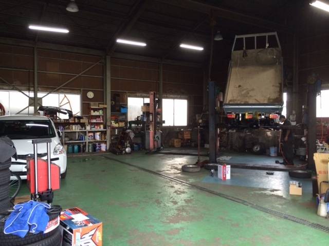 開放感のある作業スペースでお客様のお車の整備・修理をいたします！