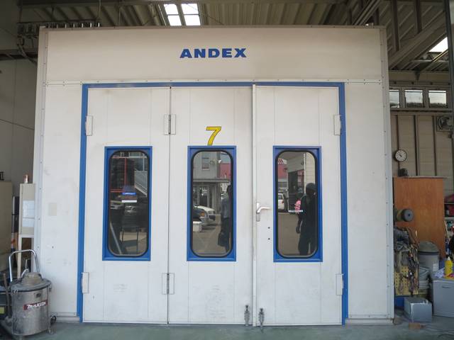 鈑金塗装も専用と沿うブースを完備し、職人がしっかり仕上げます