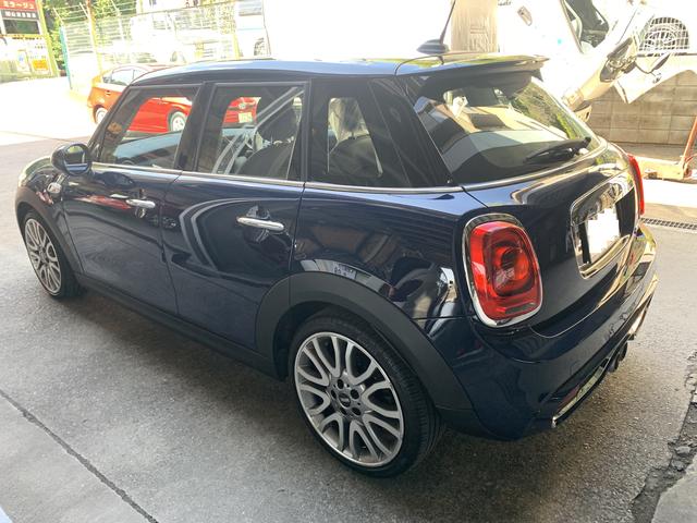 ＭＩＮＩ　Ｆ５５　クーパーＳ　鈑金塗装で入庫です。