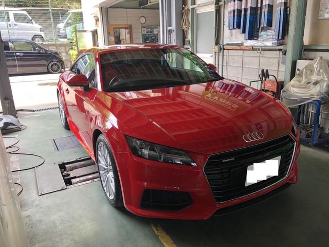 アウディ　TT　車検で入庫です。