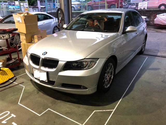 BMW　E90　車検で入庫です。