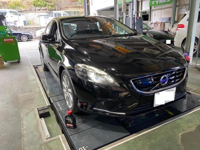 ボルボ　V４０　エンジンオイル交換です。