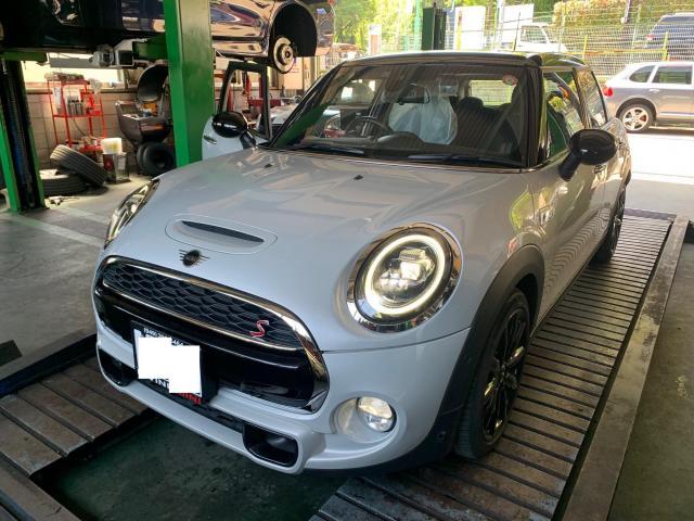 ＭＩＮＩ　クーパーＳＤ　エンジンオイル交換でご入庫です。