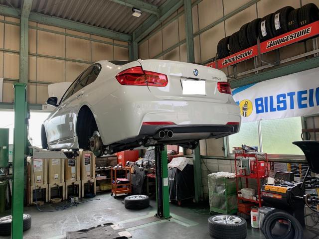 BMW　F30　３シリーズ　車検整備でご入庫です。
