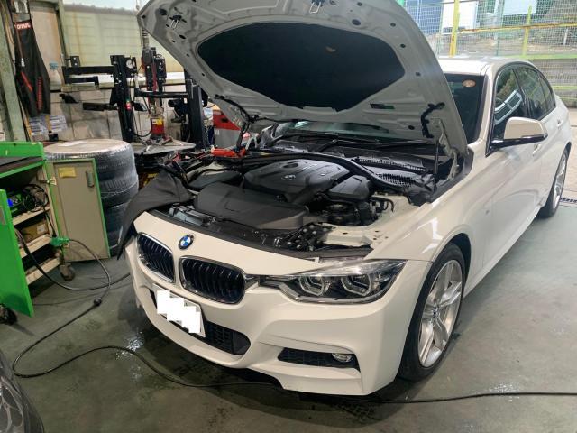 BMW　F30　３シリーズ　車検整備でご入庫です。