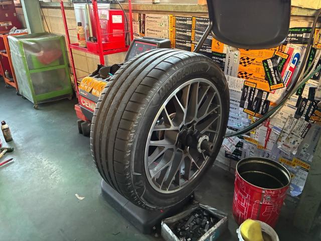 ポルシェ　ケイマン　ホイール・タイヤ交換