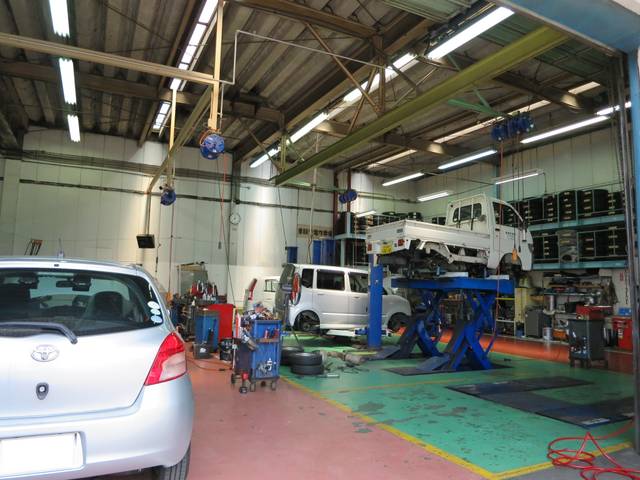 故障修理や出張修理、車検・定期点検はもちろん、自社工場にて板金塗装、事故修理もおこなっております