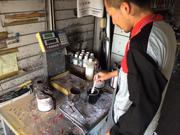 塗料を調合しています。プロの目が光る！長年の経験と技術が必要な作業です