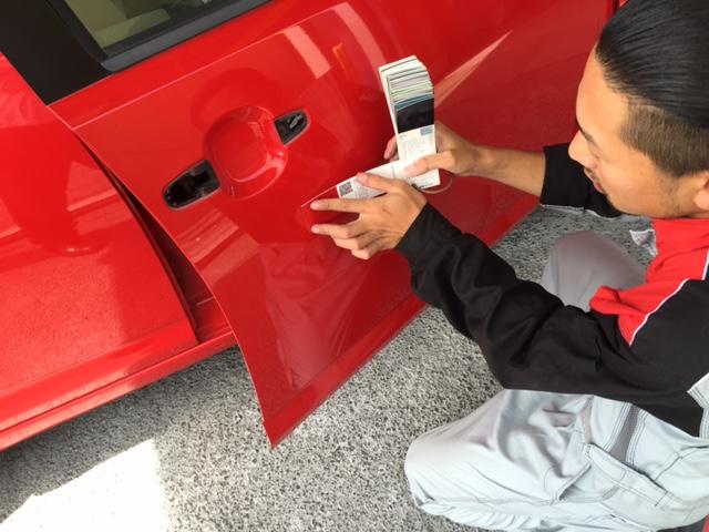 色合わせをしています。同じ赤でもお車によって色目が少しずつ変わってきます。