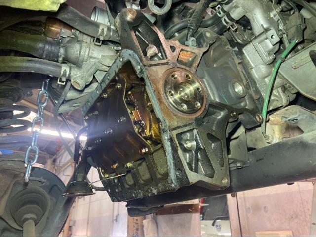 スバル サンバー バン　車検　オイル漏れ修理
クランクリアシール　ベアリングキャップ　