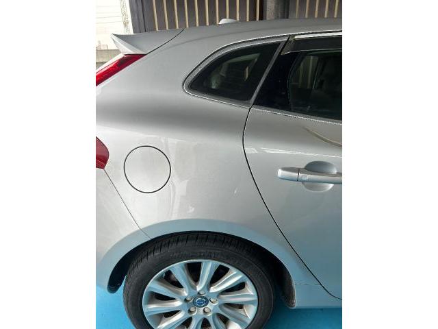 ボルボ Ｖ４０右リアタイヤ廻り リアドア 鈑金塗装