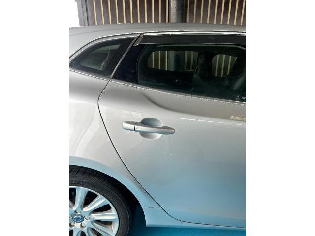 ボルボ Ｖ４０右リアタイヤ廻り リアドア 鈑金塗装