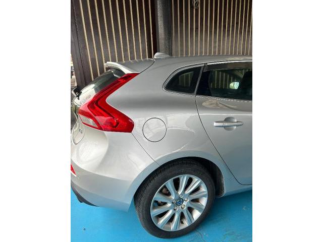 ボルボ Ｖ４０右リアタイヤ廻り リアドア 鈑金塗装