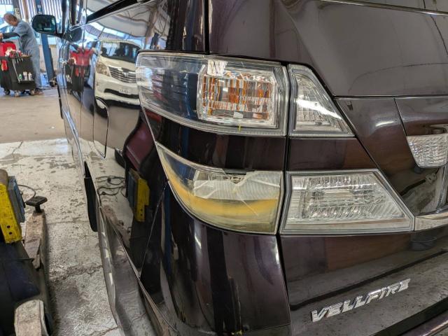 トヨタ　ヴェルファイア　テールランプ　交換