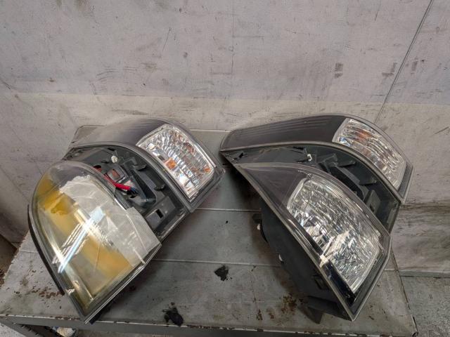 トヨタ　ヴェルファイア　テールランプ　交換