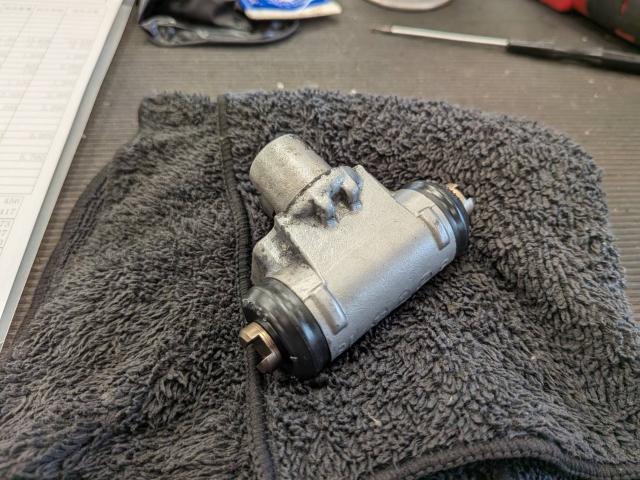 ホンダ　Ｎ－ＢＯＸ　リアホイールシリンダーカップ　交換