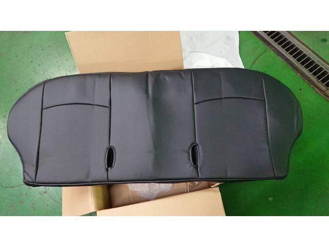 SCP90 　ヴィッツ　シートカバー取り付けにて入庫です。
