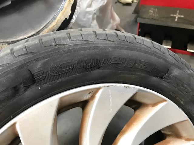 大阪府交野市よりトヨタ bBのパンクでタイヤ交換